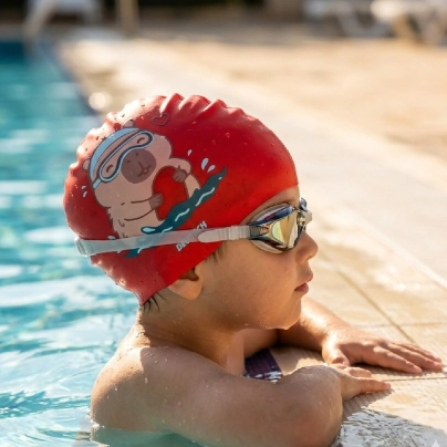 Gorra silicona infantil Capibara nadando Roja