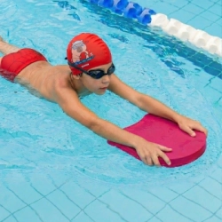 Tabla de nataci�n ni�o roja